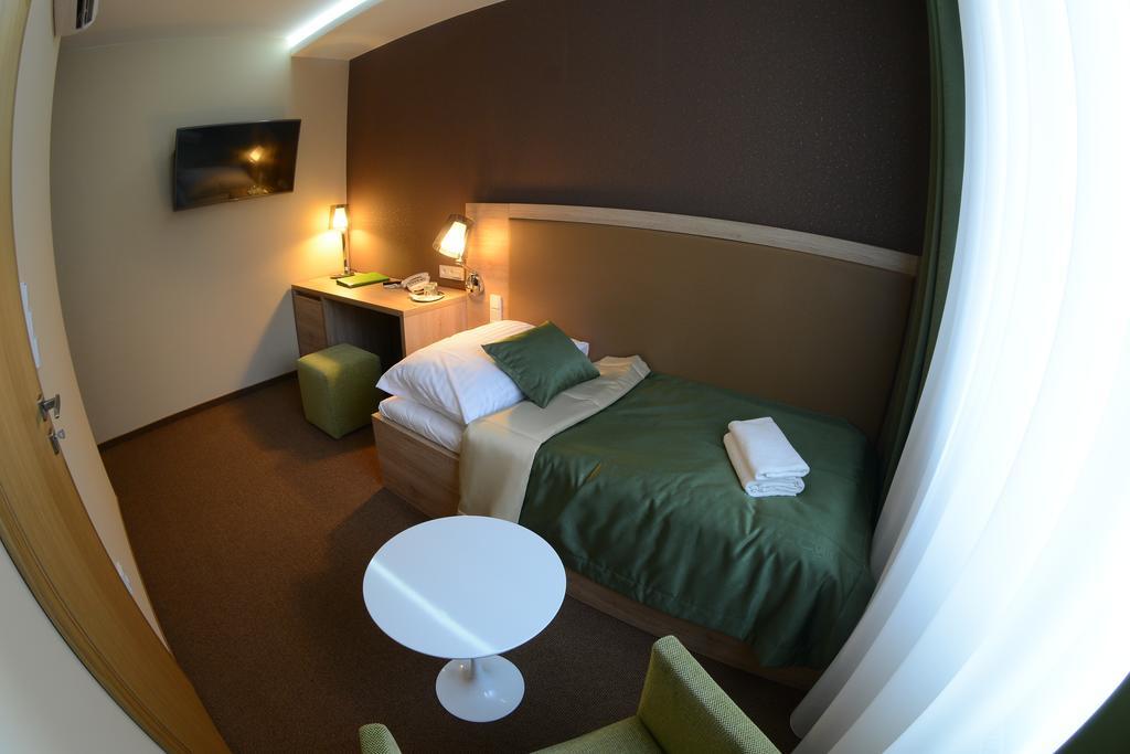 Hotel Stardust Nové Zámky Zimmer foto