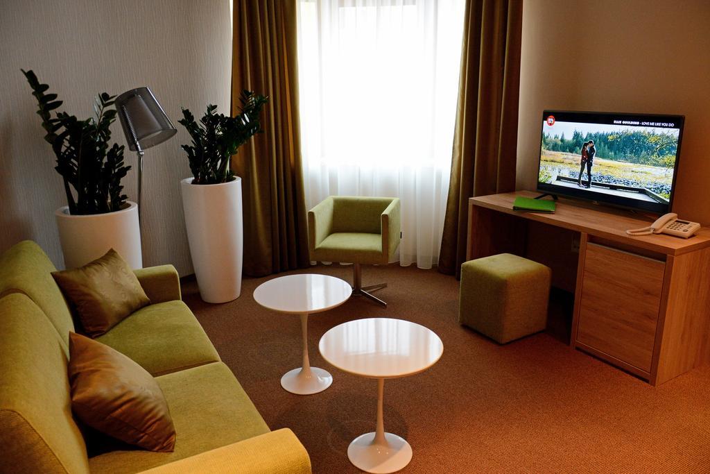 Hotel Stardust Nové Zámky Zimmer foto
