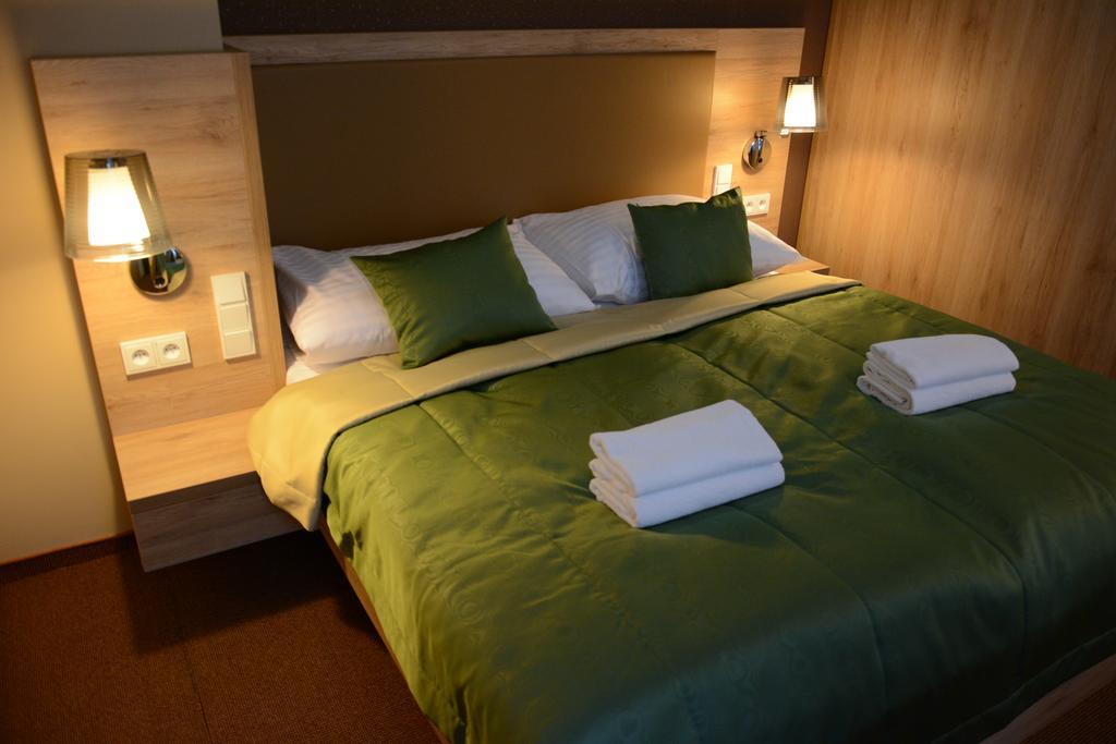 Hotel Stardust Nové Zámky Zimmer foto