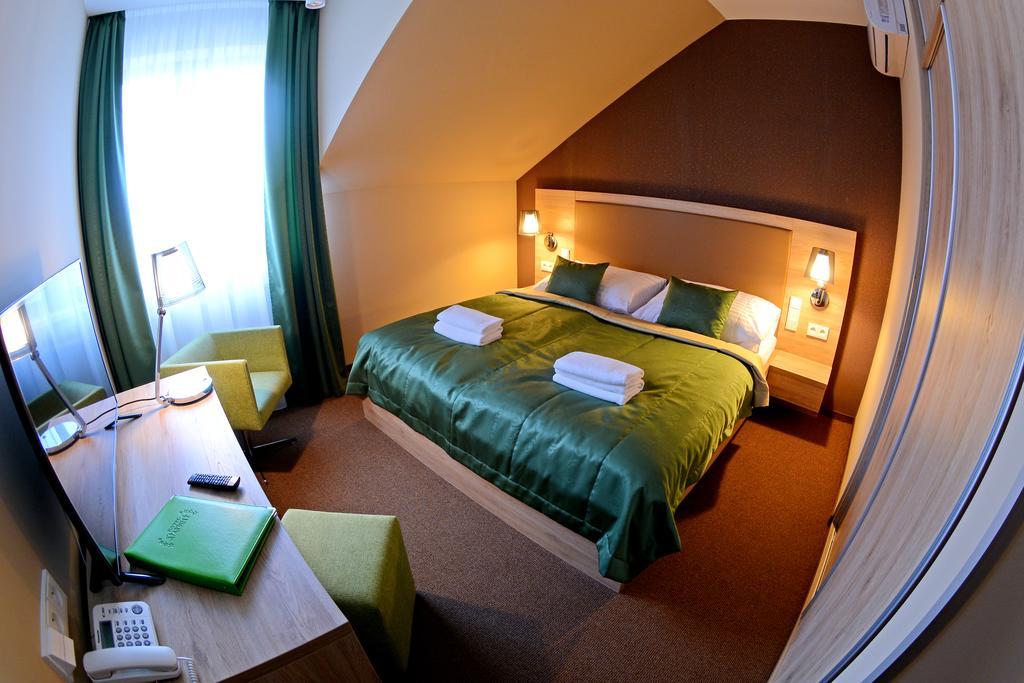 Hotel Stardust Nové Zámky Zimmer foto